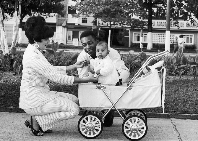 Pelé se svou první manželkou Rosemeri a prvorozenou dcerou Kelly Cristinou (rok 1967).