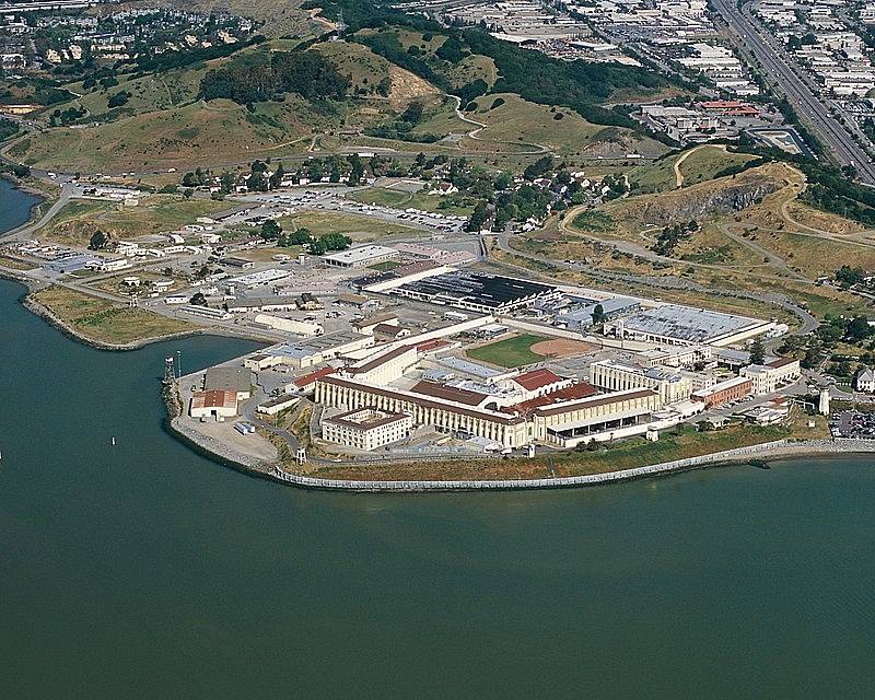Státní věznice San Quentin, kde vrah Randy Kraft již několik desetiletí čeká na vykonání trestu smrti. Má být zabit v plynové komoře.