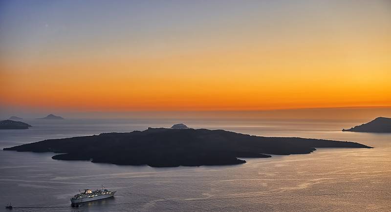 Sopečný ostrůvek Nea Kameni na Santorini.