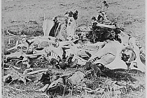 Místo posledního odporu generála Custera při pohledu směrem k brodu a k indiánské vesnici. Na bitevním poli zůstala ležet jen hromada kostí. Little Big Horn, asi rok 1877