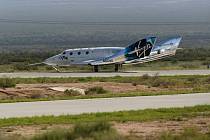 Majitel společnosti Richard Branson chtěl turisty do vesmíru dopravit už v roce 2013, do roku 2021 čekal na souhlas americké federální vlády. Let odkládal údajně kvůli modernizaci kosmických raketoplánů SpaceShipTwo.