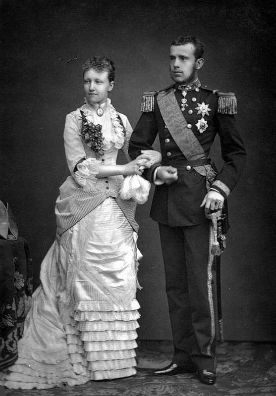 Korunní princ Rudolf s manželkou, Štěpánkou Belgickou. I když se oba zpočátku snažili, aby jejich manželství bylo šťastné, po několika letech se zcela odcizili. Rudolf navíc svou ženu nakazil kapavkou a ona se proto stala neplodnou.
