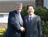 Prezident Donald Trump a japonský premiér Šinzó Abe