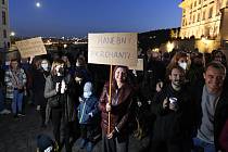 Protest proti chování úředníků Kanceláře prezidenta republiky v souvislosti s hospitalizací prezidenta Miloše Zemana se uskutečnil 16. října 2021 na Hradčanském náměstí v Praze