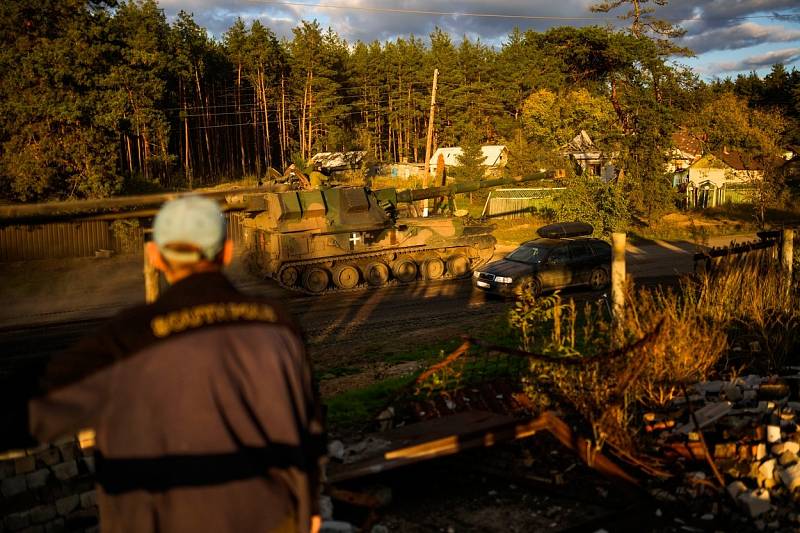 Ukrajinská armáda projíždí vesnicí Yatskivka nedaleko Lymanu.