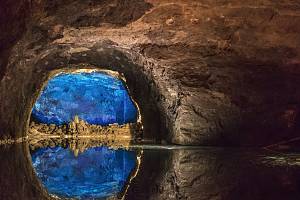 Vrcholem jezerní jeskyně je dnes takzvané modré jezero