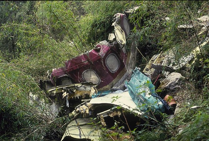 Trosky letounu Airbus, který dne 31. července 1992 narazil poblíž Káthmándú v Nepálu do horského úbočí