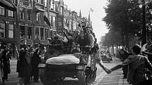 Obyvatelé Nizozemska slaví 8. května 1945 konec války