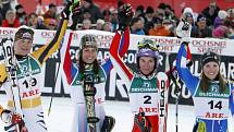 Sandrine Aubertová z Francie (druhá zleva) slaví vítězství v posledním slalomu sezony. Němka Fanny Chmelarová (vlevo) byla druhá, o třetí místo se podělily Češka Šárka Záhrobská a Švédka Therese Borssenová (vpravo).