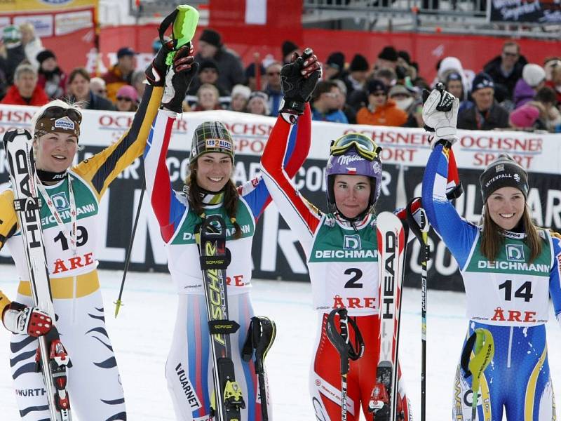 Sandrine Aubertová z Francie (druhá zleva) slaví vítězství v posledním slalomu sezony. Němka Fanny Chmelarová (vlevo) byla druhá, o třetí místo se podělily Češka Šárka Záhrobská a Švédka Therese Borssenová (vpravo).