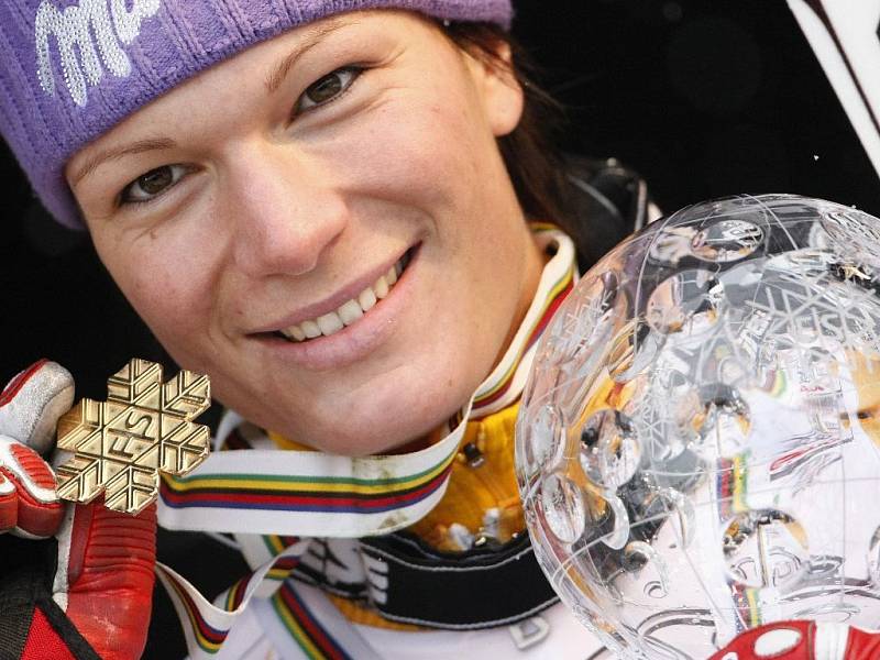 Němka Maria Rieschová ukazuje své letošní trofeje.