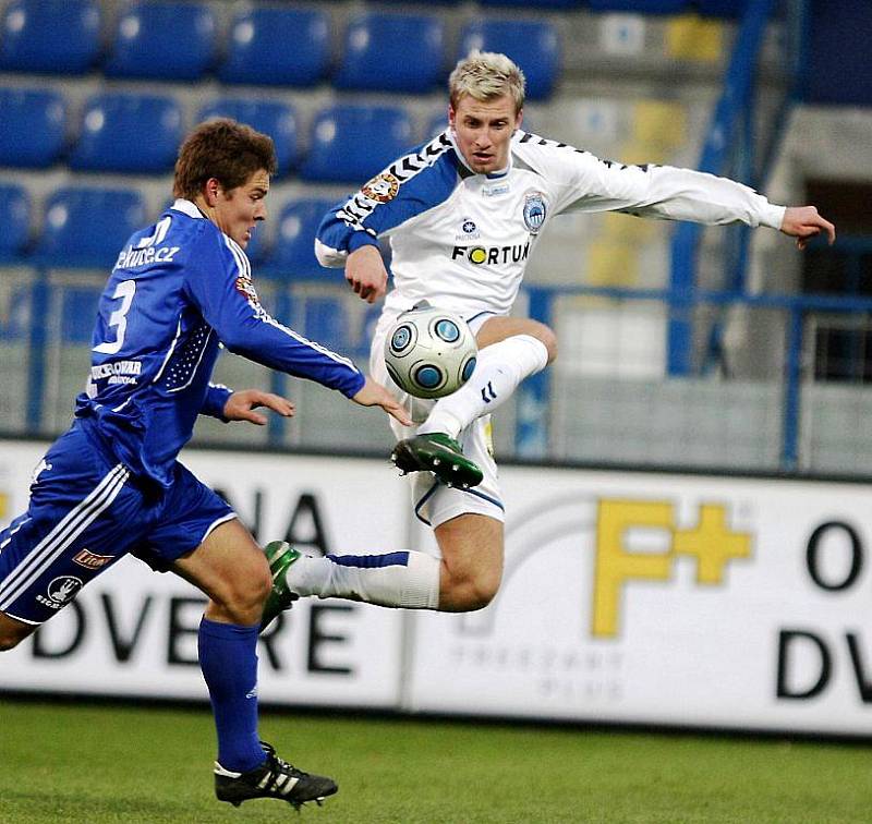 Pavel Dreksa z Olomouce (č.3) se snaží zastavit libereckého Jana Blažka.