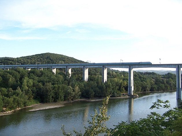 Železniční trať z Florencie do Říma a dále do Neapole nabízí výhledy na italskou krajinu.