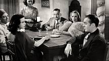 Ve filmu Algiers z roku 1938 hrála Hedy Lamarrová (sedící vlevo) s Josephem Calleiou, Bertem Roachem, Claudií Dellovou a Charlesem Boyem