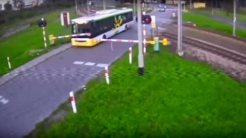 Tento střet vlaku s autobusem dopadl naštěstí bez zranění.