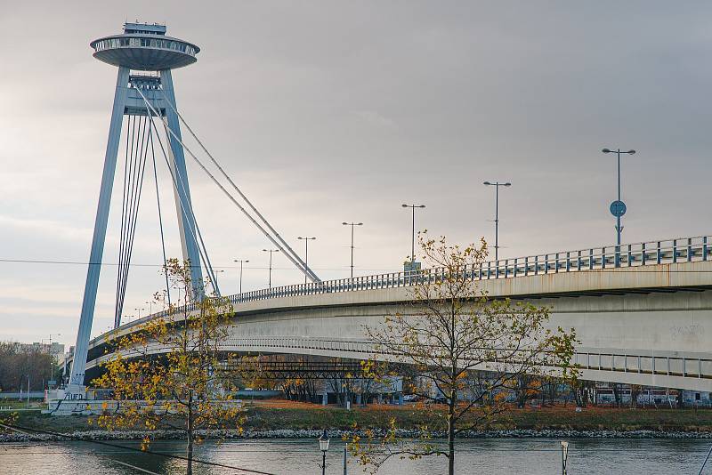 Most Slovenského národního povstání je dominantou Bratislavy. Vévodí mu restaurace na hlavici pylonu ve výšce 85 metrů, která dnes nese název UFO. Je spojená s vyhlídkovou plošinou, z níž je za dobré viditelnosti možné dohlédnout až sto kilometrů daleko.
