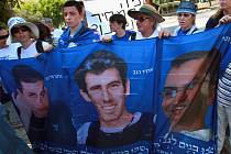 Demonstrace za osvobození Izraelců vězněných Hizballáhem se odehrála koncem června před sídlem premiéra Ehuda Olmerta v Jeruzalémě. Vojáci Eldad Regev a Ehud Goldwasser (na transparentu zleva) mají být propuštěni ve středu. Zda živí, či mrtví se neví. 