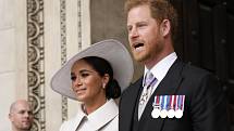 Princ Harry a vévodkyně Meghan odcházejí z londýnské katedrály sv. Pavla, kde se 3. června 2022 konala bohoslužba u příležitosti jubilea královny Alžběty II., která usedla na trůn před 70 lety.