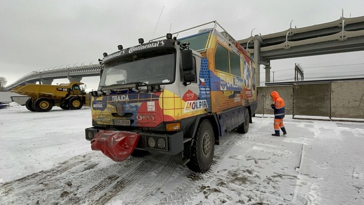 Vůz Expedice Tatra kolem světa 2 v přístavu v Petrohradě, 16. prosince 2020.