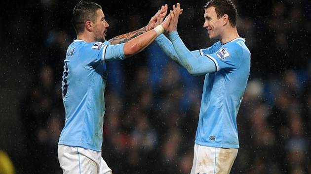 Kanonýr Manchesteru City Edin Džeko (vpravo) se raduje s Aleksandarem Kolarovem z gólu proti West Hamu. 