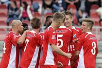 Fotbalisté Ostravy se radují z gólu proti Znojmu.