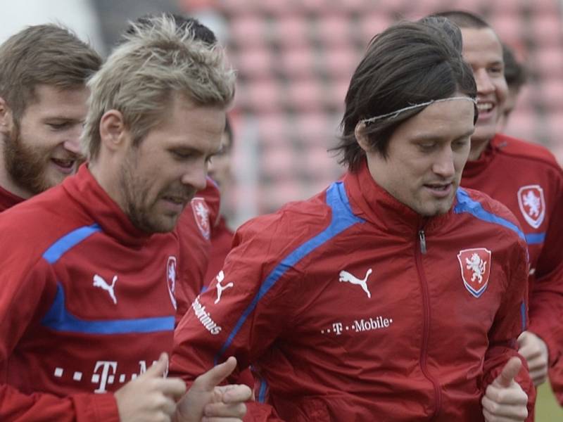 Tomáš Rosický (vpravo) a Tomáš Hübschman na tréninku reprezentace před duelem s Norskem.