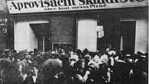 Hladové bouře v Plzni v roce 1918. Plzeňské ženy demonstrují před zásobovacím skladištěm