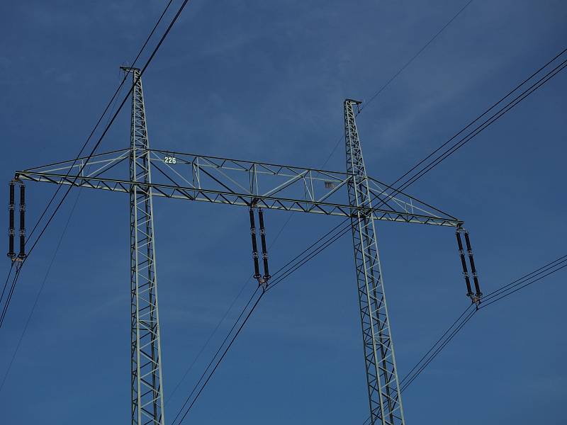 Zde na poli u Libomyšle na Berounsku není nic kromě elektrického vedení. A o něj právě jde. Jeho zvláštností je, že je dlouhodobě odstavené, a tedy bezpečné pro experimenty.