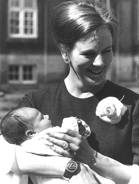Dánská královna Markéta II. se svým prvorozeným synem Frederikem.