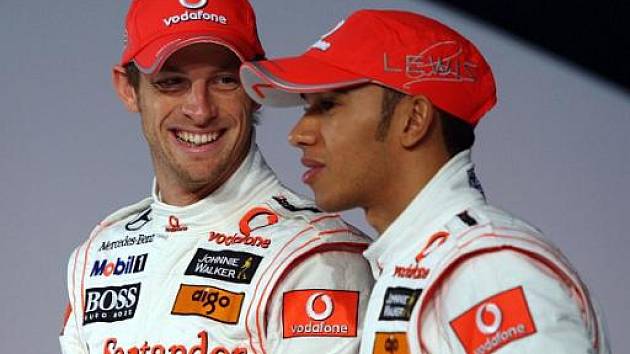 Dva poslední mistři světa formule 1 Jenson Button (vlevo) a Lewis Hamilton.