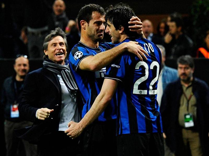 Goran Panděv (vlevo) a Diego Milito z Interu Milán oslavují gól proti Barceloně.