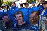 Demonstrace za osvobození Izraelců vězněných Hizballáhem se odehrála koncem června před sídlem premiéra Ehuda Olmerta v Jeruzalémě. Vojáci Eldad Regev a Ehud Goldwasser (na transparentu zleva) mají být propuštěni ve středu. Zda živí, či mrtví se neví. 