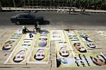 Na své blízké se ovšem těší i příbuzní pěti bojovníků Hizballáhu vězněných v Izraeli. Plakáty s jejich podobiznami byly ve středu k mání v jiholibanonské vesnici Nákura. 
