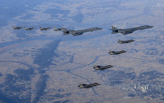Bombardéry B-1B a stíhačky F-35 a F-16. Ilustrační snímek