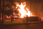 Sklad Jim Beam v Kentucky zachvátil požár.