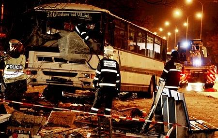 Autobus pražské integrované dopravy dopravy dnes večer narazil v Kobylisích do novinového stánku v Horňátecké ulici