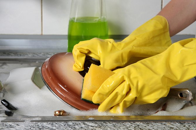 Mytí nádobí s ochrannými rukavicemi (ilustrační snímek)