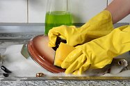 Mytí nádobí s ochrannými rukavicemi (ilustrační snímek)