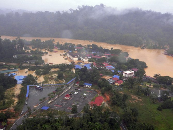 Přes 105.000 lidí muselo být evakuováno ze svých domovů kvůli záplavám, které zasáhly pět států na severu Malajsie a které připravily o život pět lidí.