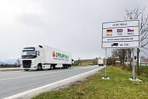 Kamion projíždí po silnici u hraničního přechodu Folmava na snímku pořízeném 15. dubna 2021. Ilustrační snímek