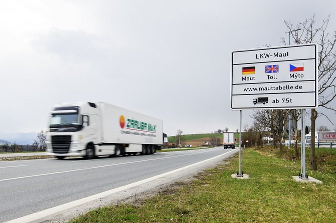 Kamion projíždí po silnici u hraničního přechodu Folmava na snímku pořízeném 15. dubna 2021. Ilustrační snímek