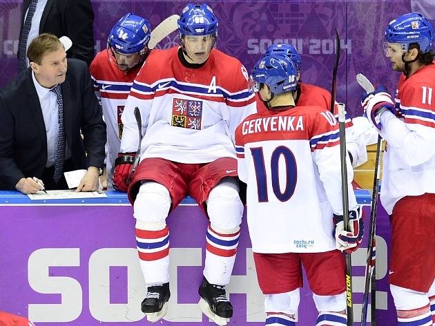 Česko vs. Švýcarsko: Trenér Alois Hadamczik (vlevo) dává instrukce (zleva) Tomáši Plekancovi, Jaromíru Jágrovi a Romanu Červenkovi.