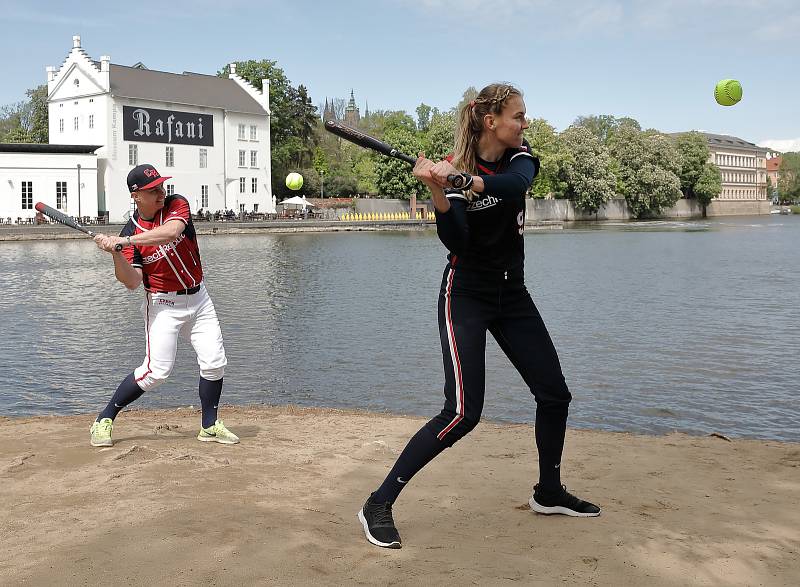 TK softballu o kvalifikaci na OH v Tokiu a MS v Praze na Střeleckém Ostrově. Na snímku David Mertl a Veronika Pecková.