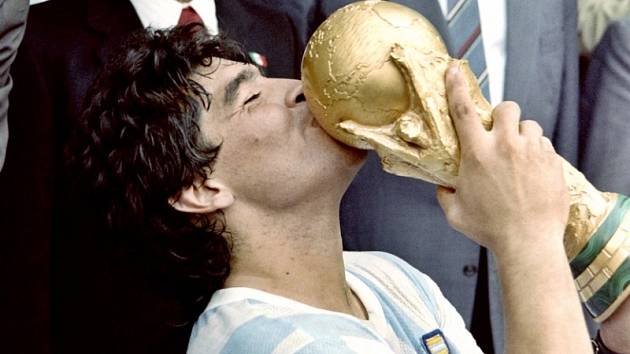 Diego Maradona s vítěznou trofejí mistrů světa. Rok 1986. Mexiko