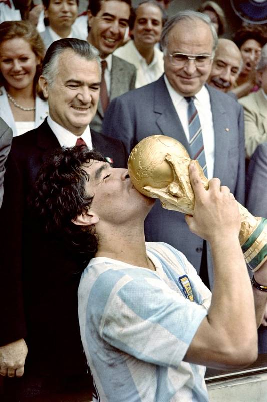 Diego Maradona s vítěznou trofejí mistrů světa. Rok 1986