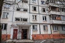 Následky ostřelování domů na Ukrajině.