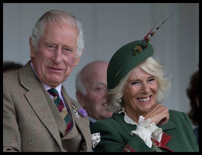 Camilla a Charles III. jsou vzdálenou sestřenicí a bratrancem. Cesta jejich rodokmenů totiž vede až k Henrymu Cavendishovi, vévodovi z Newcastlu. Toto spojení z nich dělá příbuzné z devátého kolene