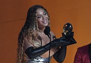 Rekordmankou v historii cen Grammy se stala jednačtyřicetiletá zpěvačka Beyoncé, která na letošním slavnostním udílení obdržela svůj 32. zlatý gramofonek