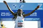 Etiopská běžkyně Tigist Assefaová v cíli Berlínského maratonu