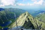 Rysy. Hora v Tatrách, která ležící na slovensko-polské státní hranici. Má tři vrcholy, dva leží na Slovensku a jeden v Polsku.